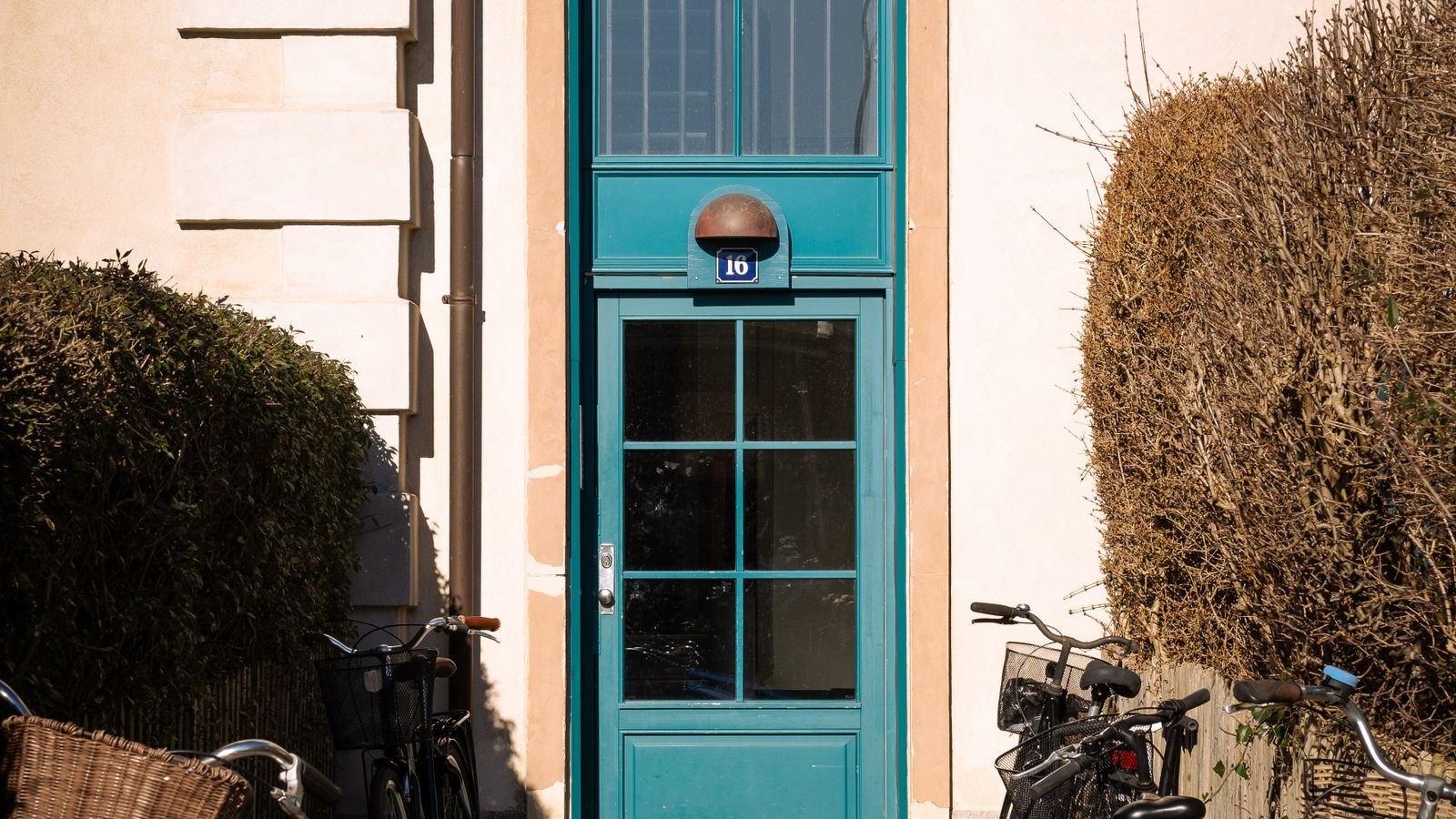 Apartment building entrance door suitable for a renter friendly smart lock