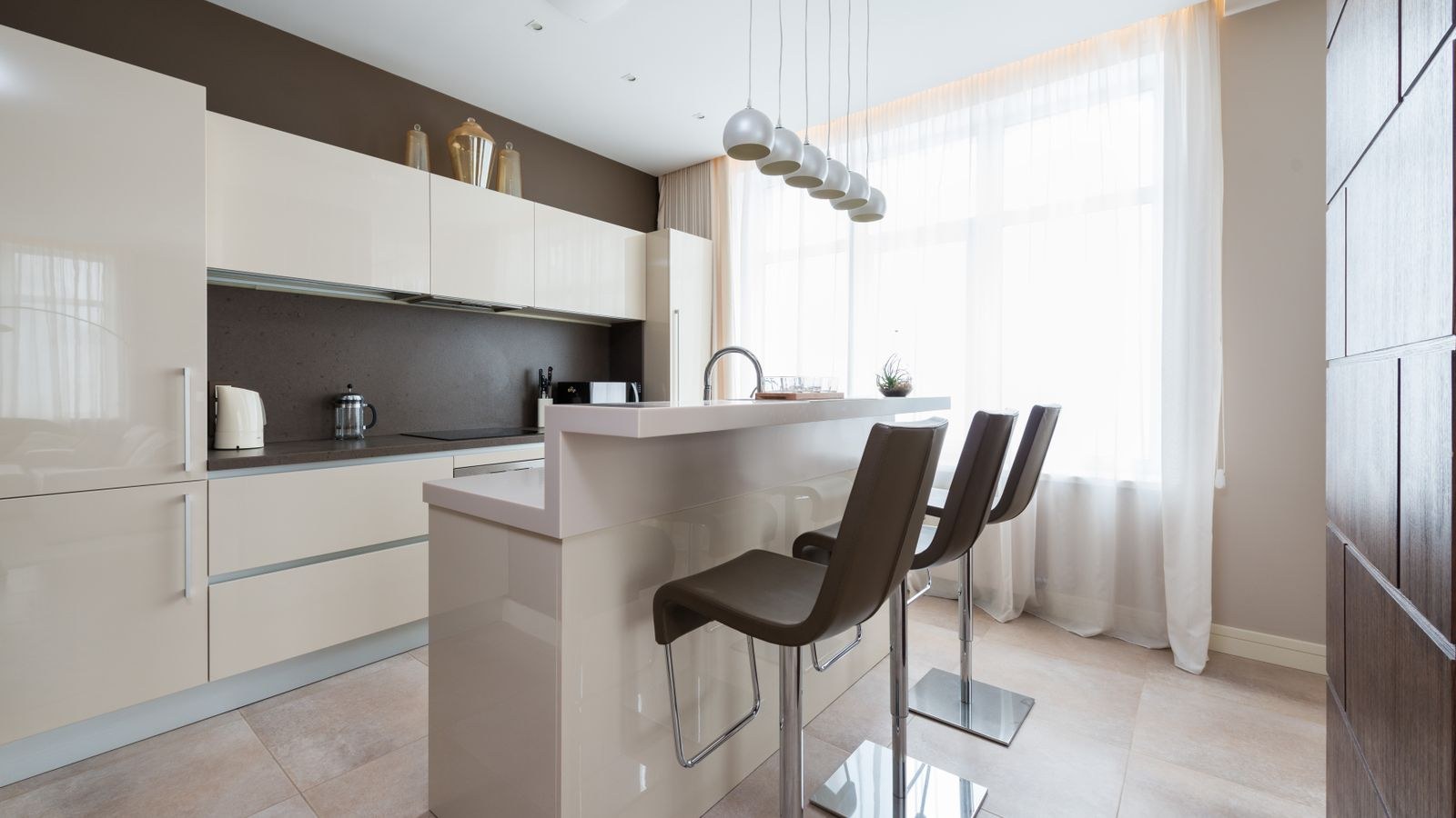 Wooden bar stools with footrests at a kitchen island