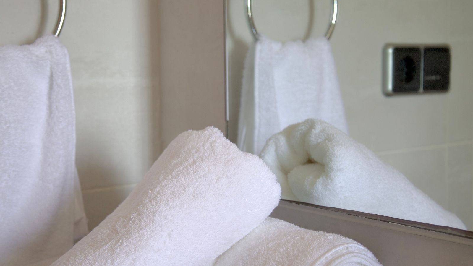Bathroom Decor Guide: Towels, Mats, Mirrors and Storage
