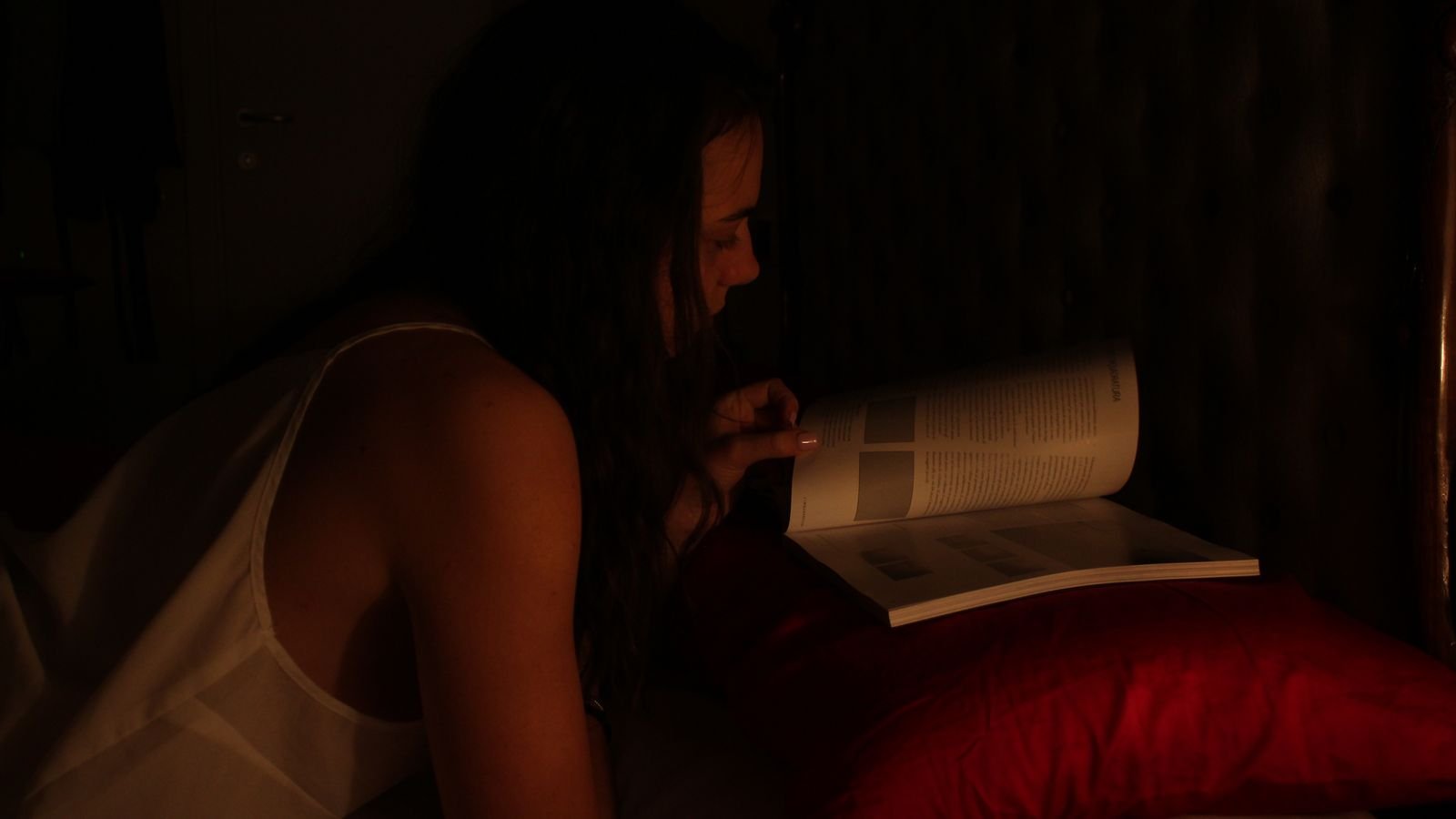 Book Light and Book Lamp Guide for Reading in Bed