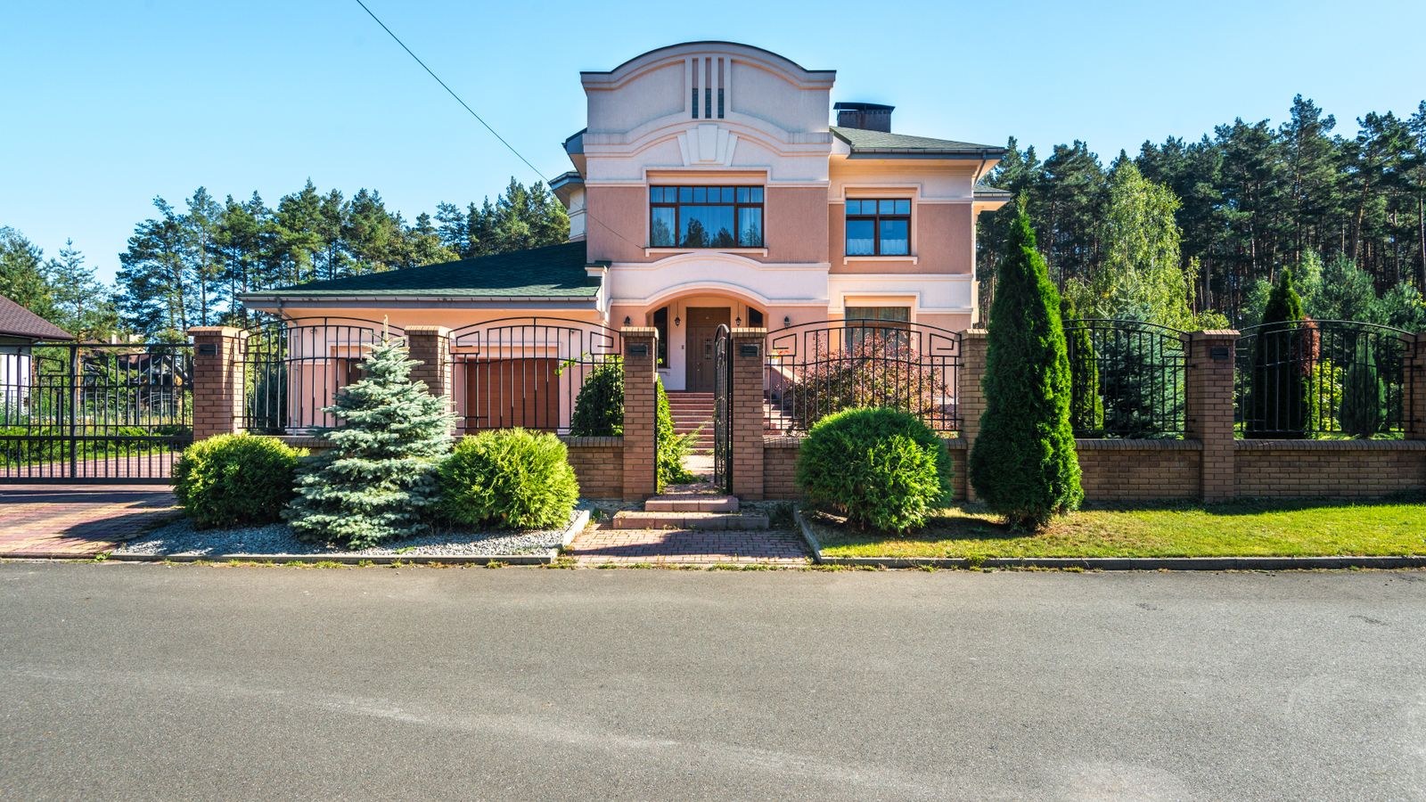 Driveway and Gate Camera Guide: Coverage and Range
