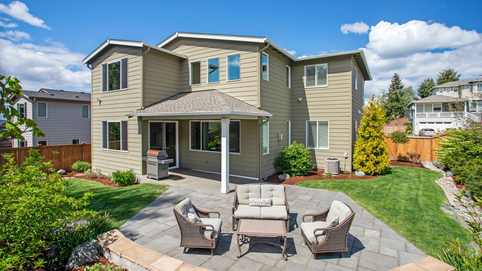Rear garden of a suburban house with clear line of sight for outdoor Wi-Fi