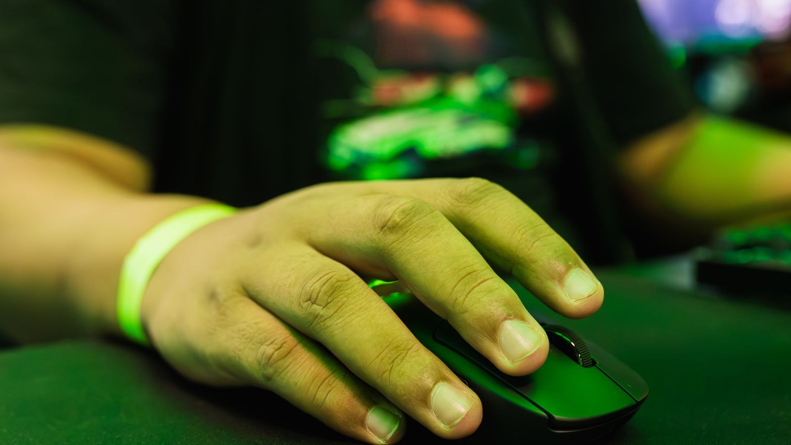 Close up of fingers arched over a gaming mouse in claw grip position