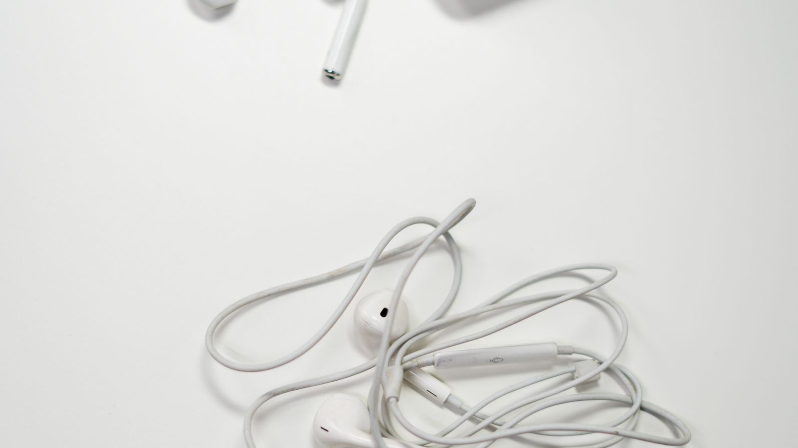 Cleaning earbud charging case contacts to fix a bud that will not connect