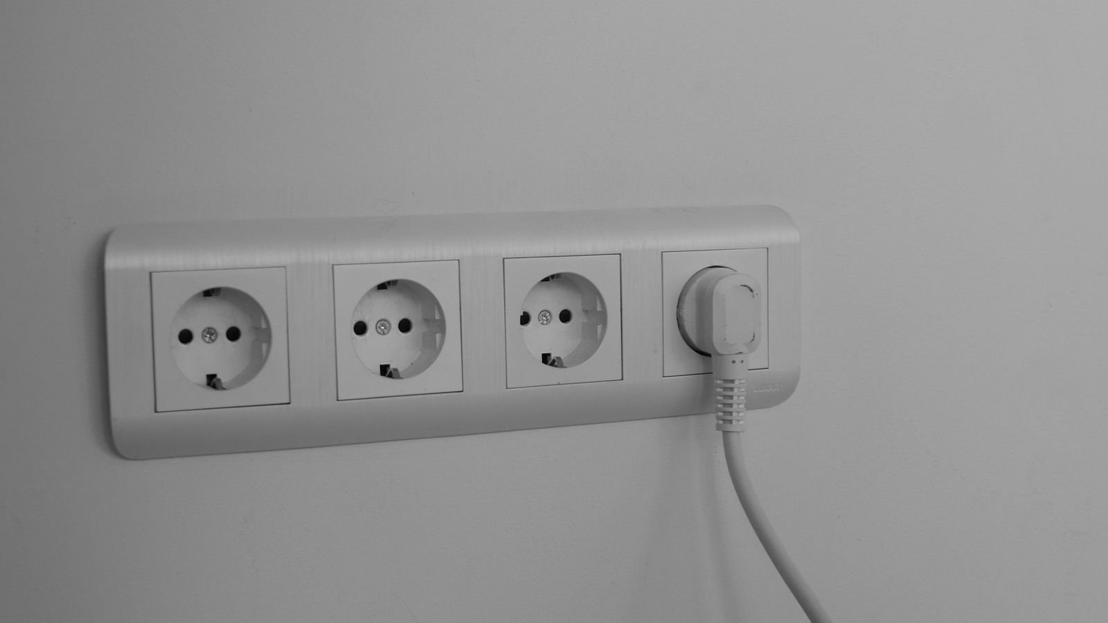 Electrical wall outlet and smart socket used in a connected home