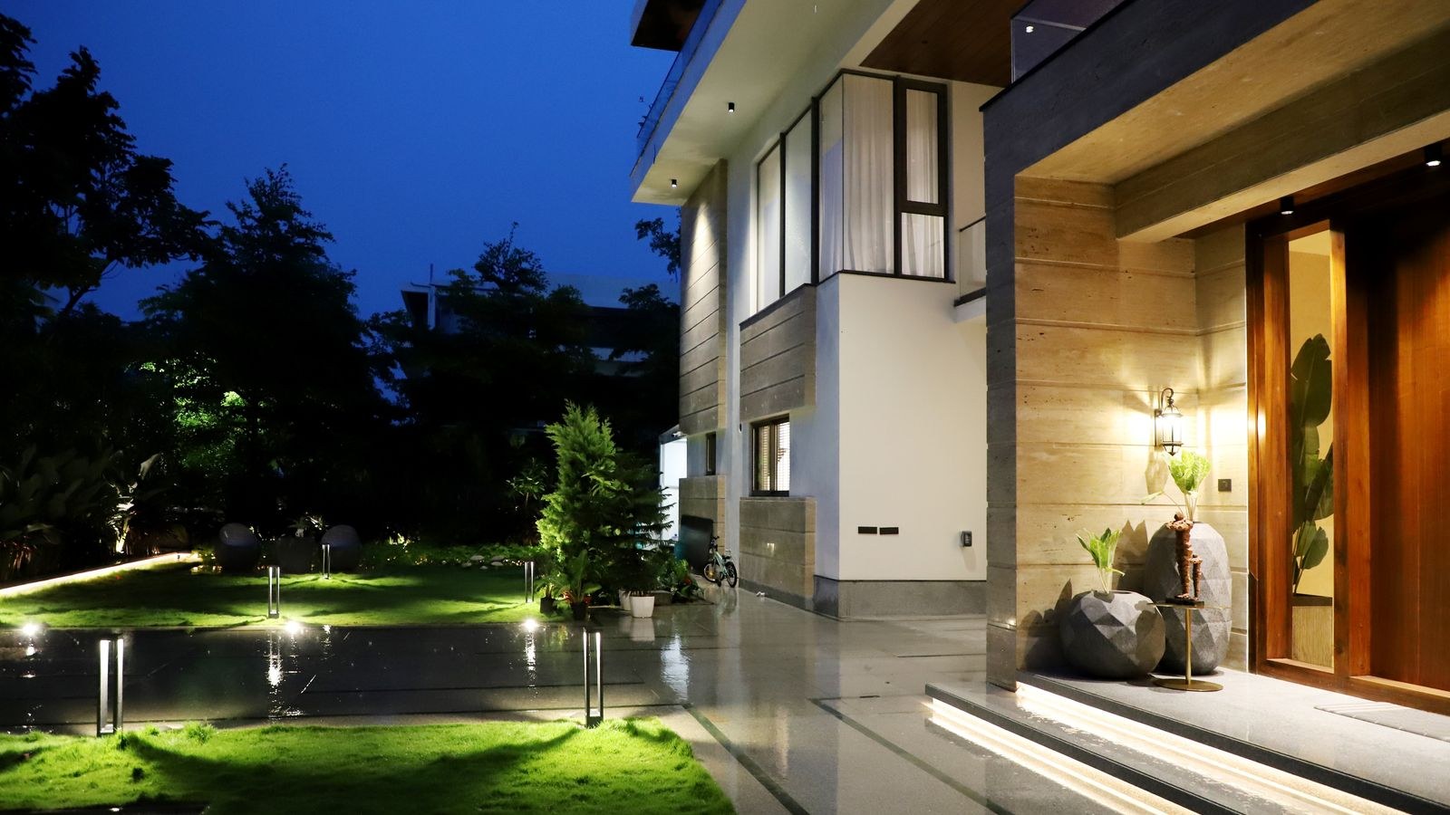 How to Aim Landscape Spotlights at Your House