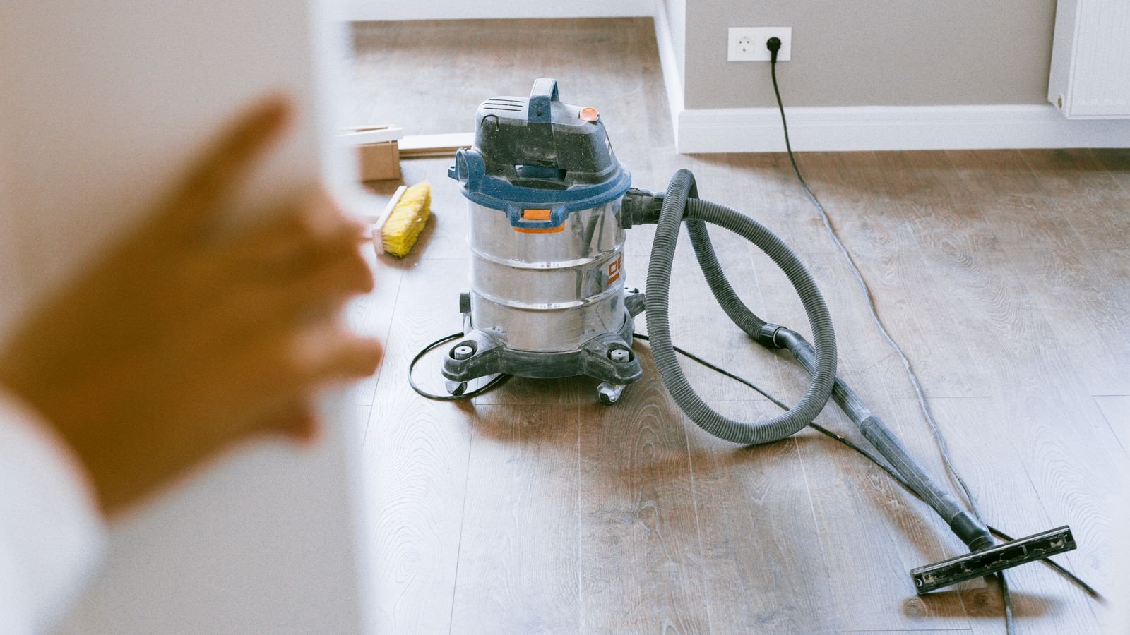 How to Choose a Vacuum for Hardwood Floors Safely