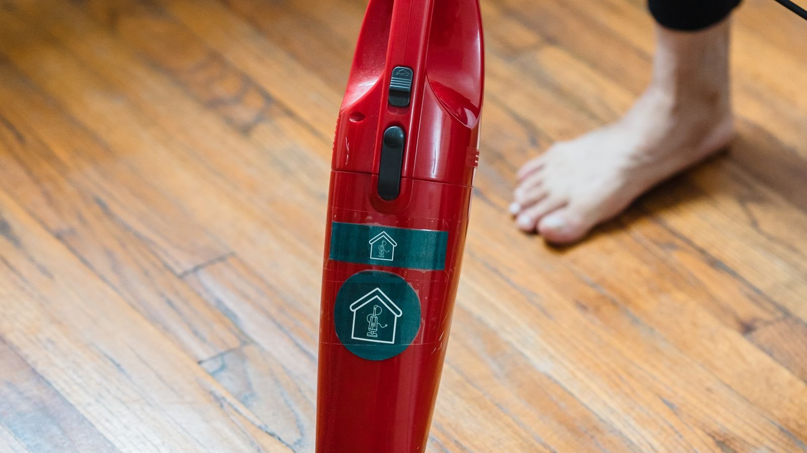 Soft roller vacuum head designed for cleaning wood floors safely