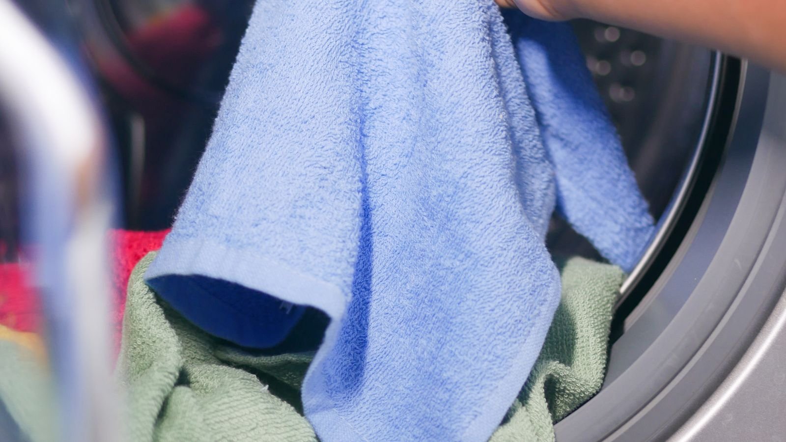Cleaning the rubber door seal of a front load washer to remove odor and mold