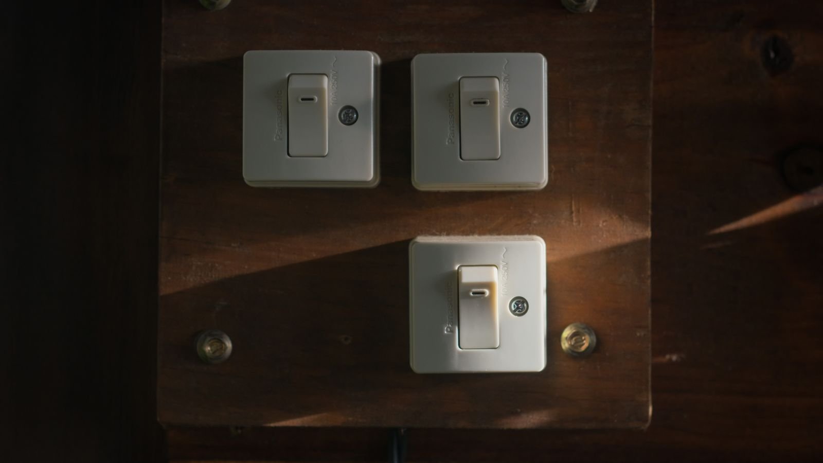 How to Install a HomeKit-Compatible Light Switch