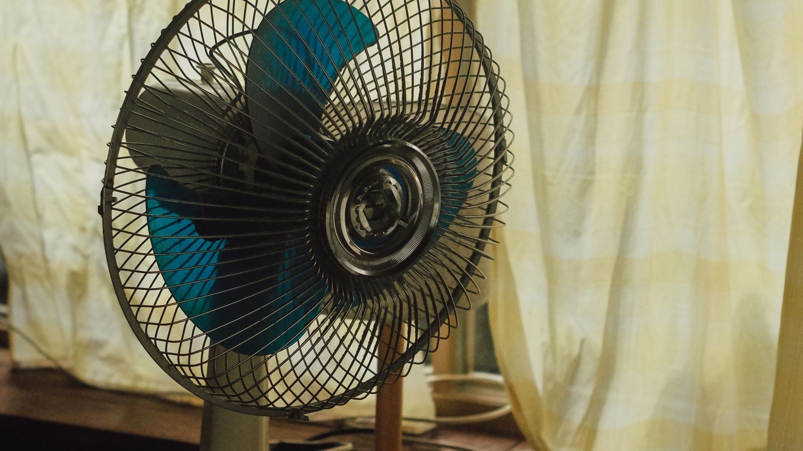 How to Position Fans to Cool a Room Much Faster