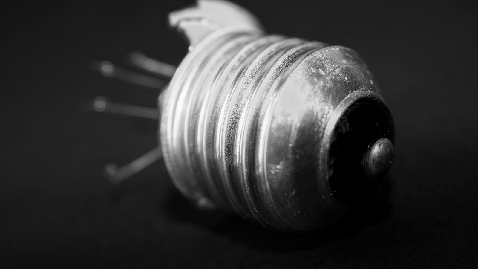 How to Remove a Broken or Stuck Light Bulb Safely