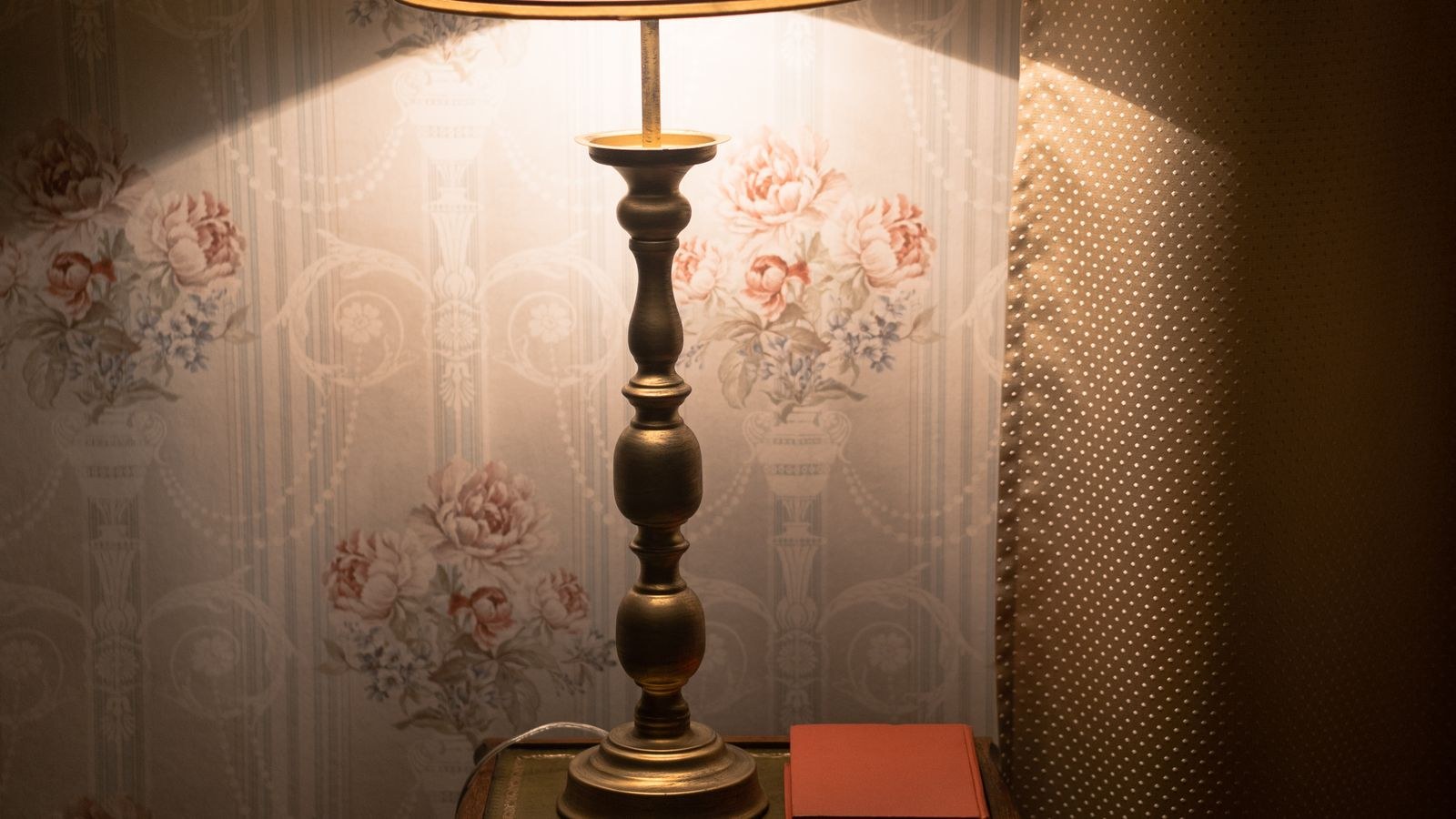How to Rewire an Old Table Lamp Safely at Home