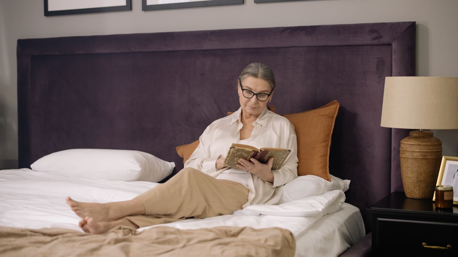 How to Set Up a Book Light Without Disturbing a Partner