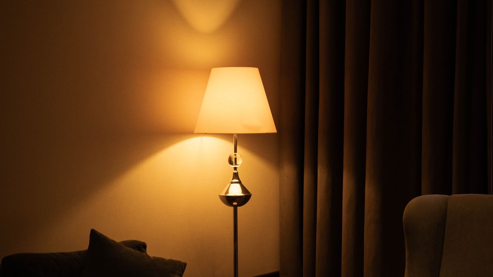 How to Set Up Layered Lighting in a Living Room Properly