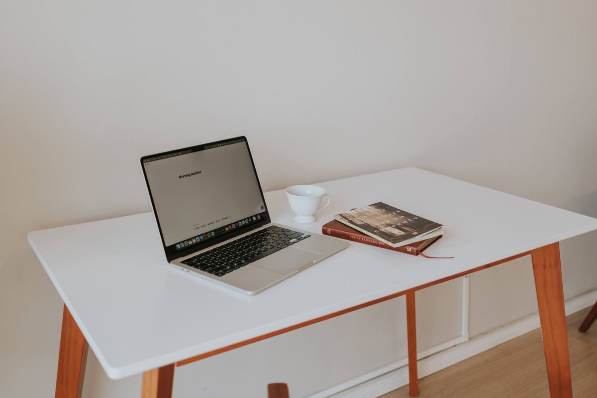 L-Shaped vs Straight Desks: Home Office Layout Guide
