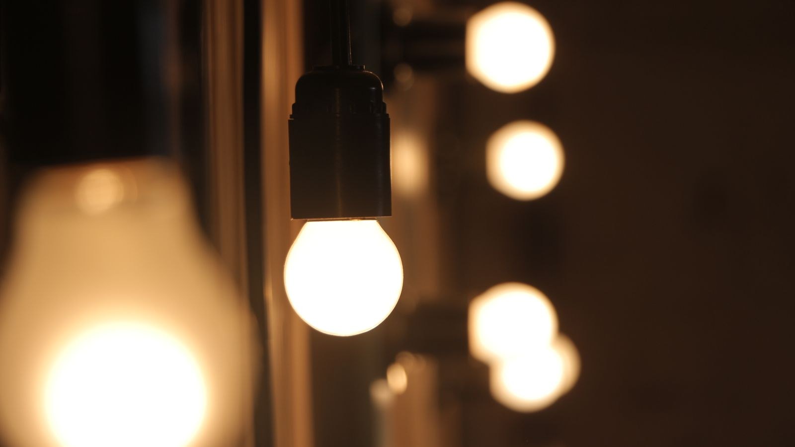 Light Bulb Base Sizes Guide: E26 vs E12 vs GU10