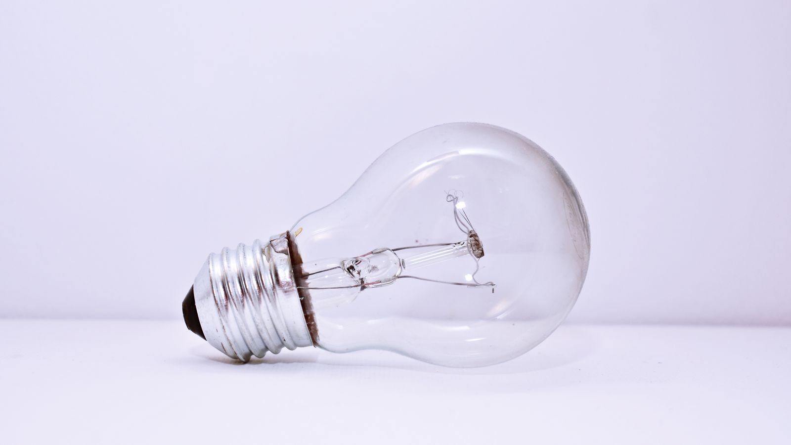 Daylight LED bulb providing cool white task lighting