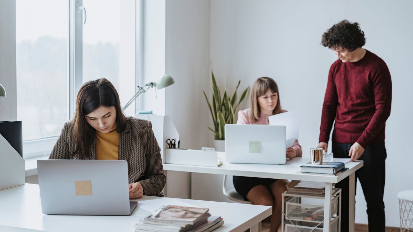 Adjustable height desk set correctly for seated ergonomic work