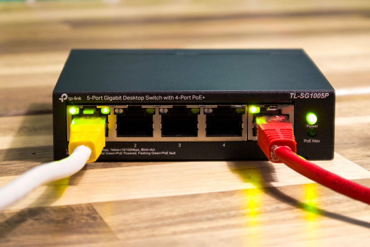 Mesh router node providing whole-home wireless coverage