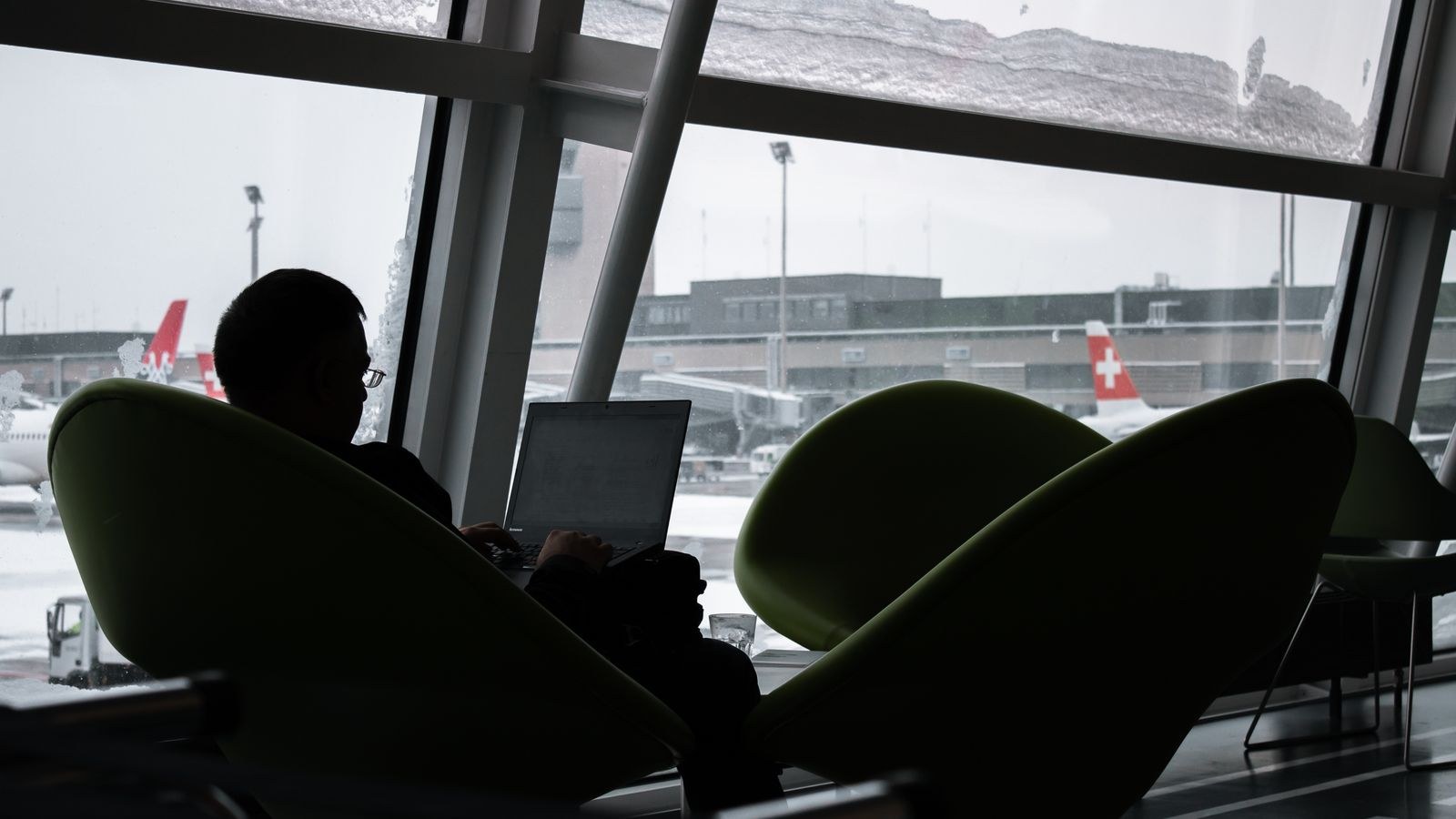 Mobile Hotspot vs Travel Router: A 2026 Buying Guide