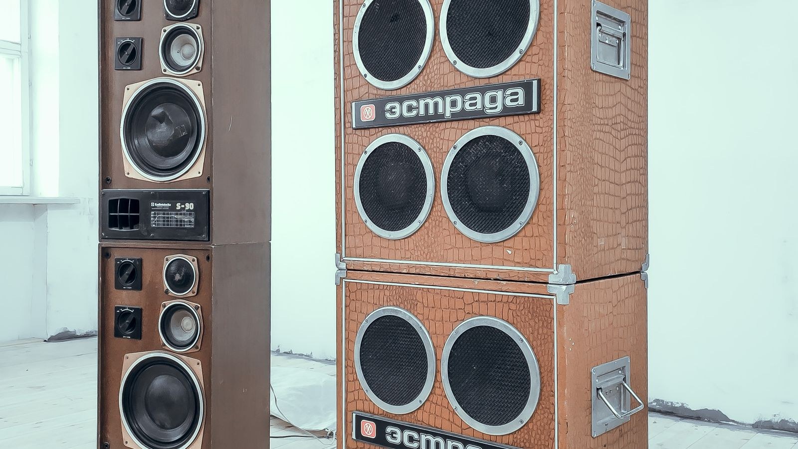 How to Mount Bookshelf Speakers on a Wall