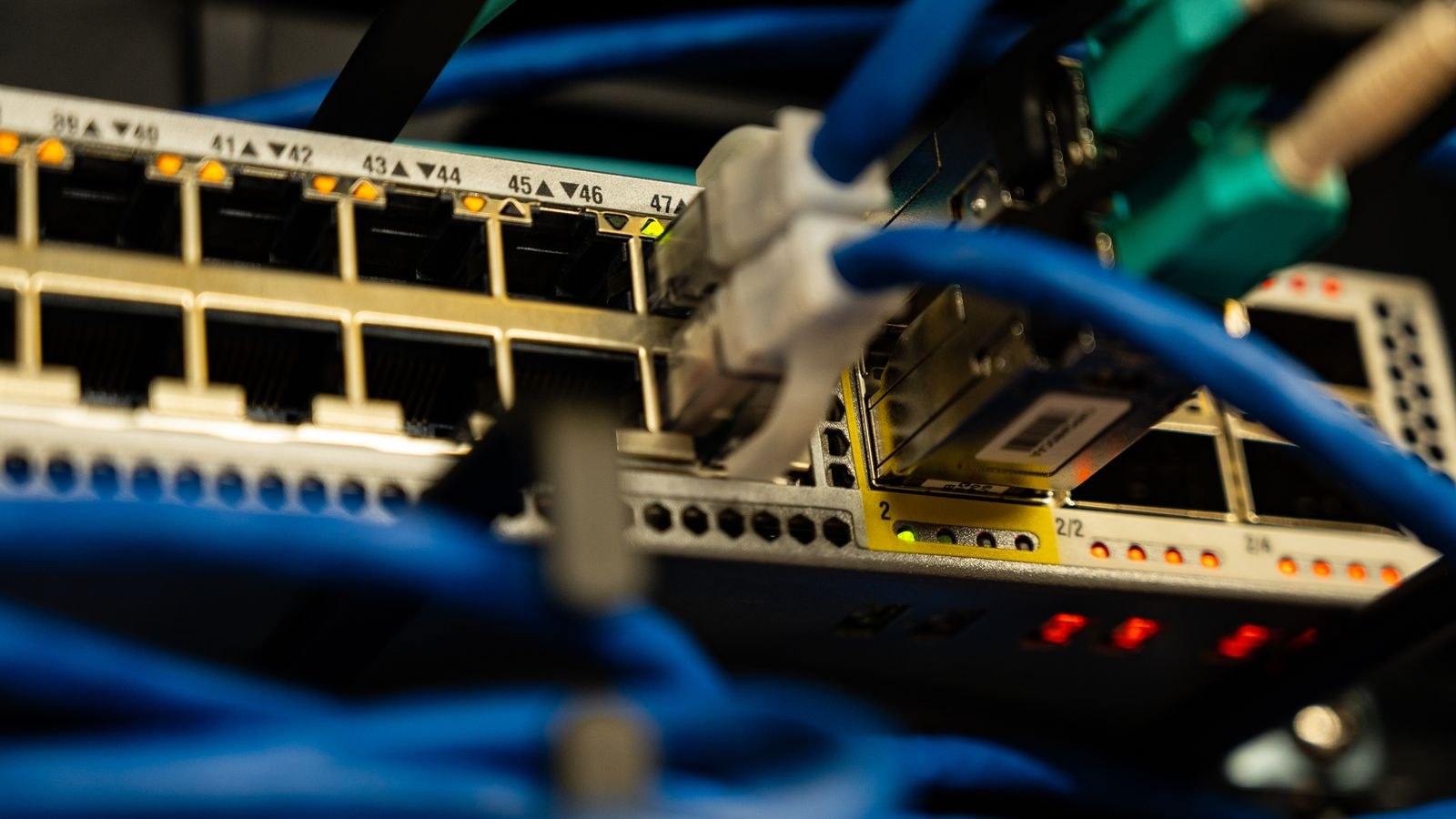 MU-MIMO vs OFDMA: What Actually Speeds Up Your Wi-Fi