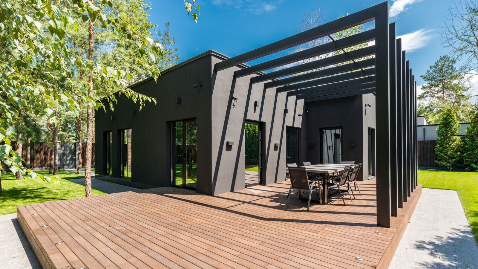 Outdoor Speaker Buying Guide: Patio, Pool and Deck