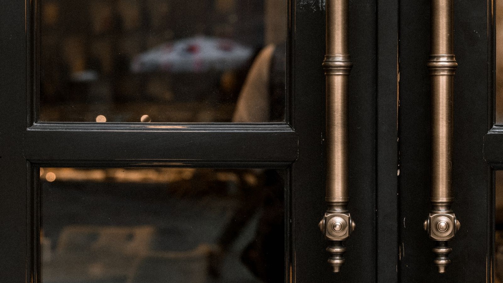 Window sash with contact sensor and magnet aligned on the frame