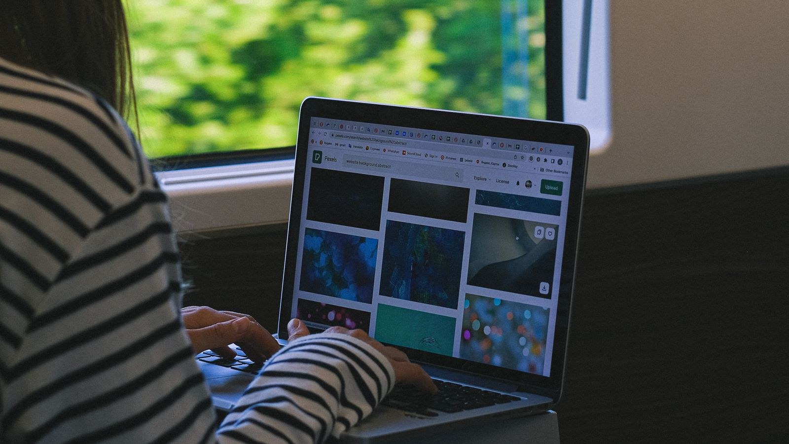 Remote worker using a lightweight second screen with a laptop while travelling