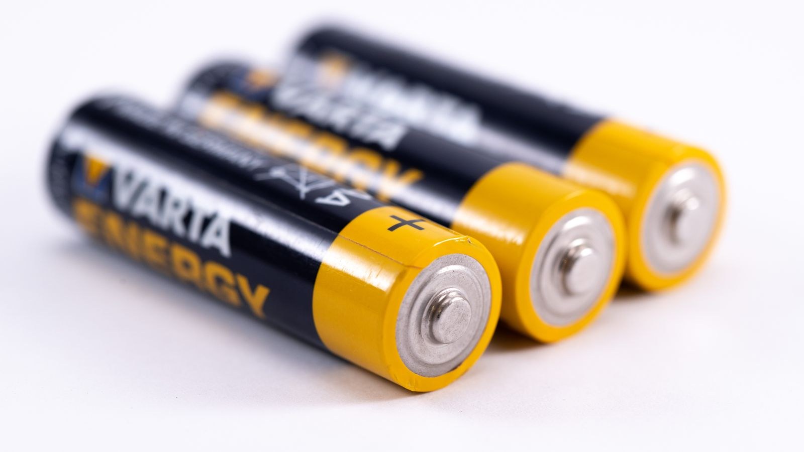 Rechargeable vs Alkaline Batteries: Cost and Uses