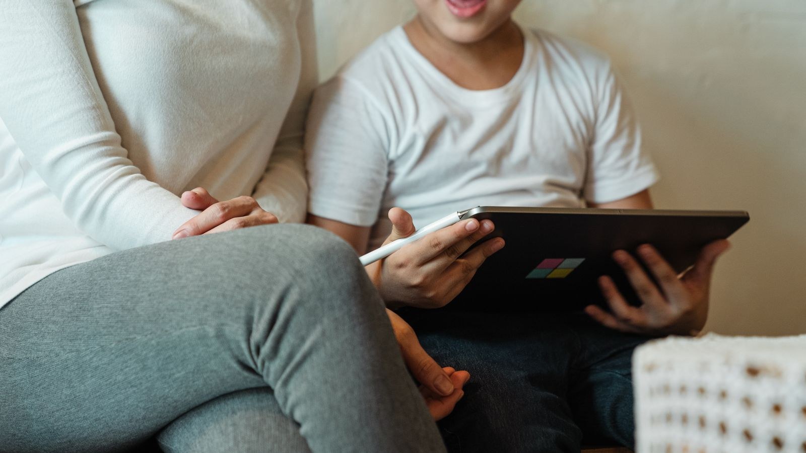 Home router managing scheduled internet access for family devices