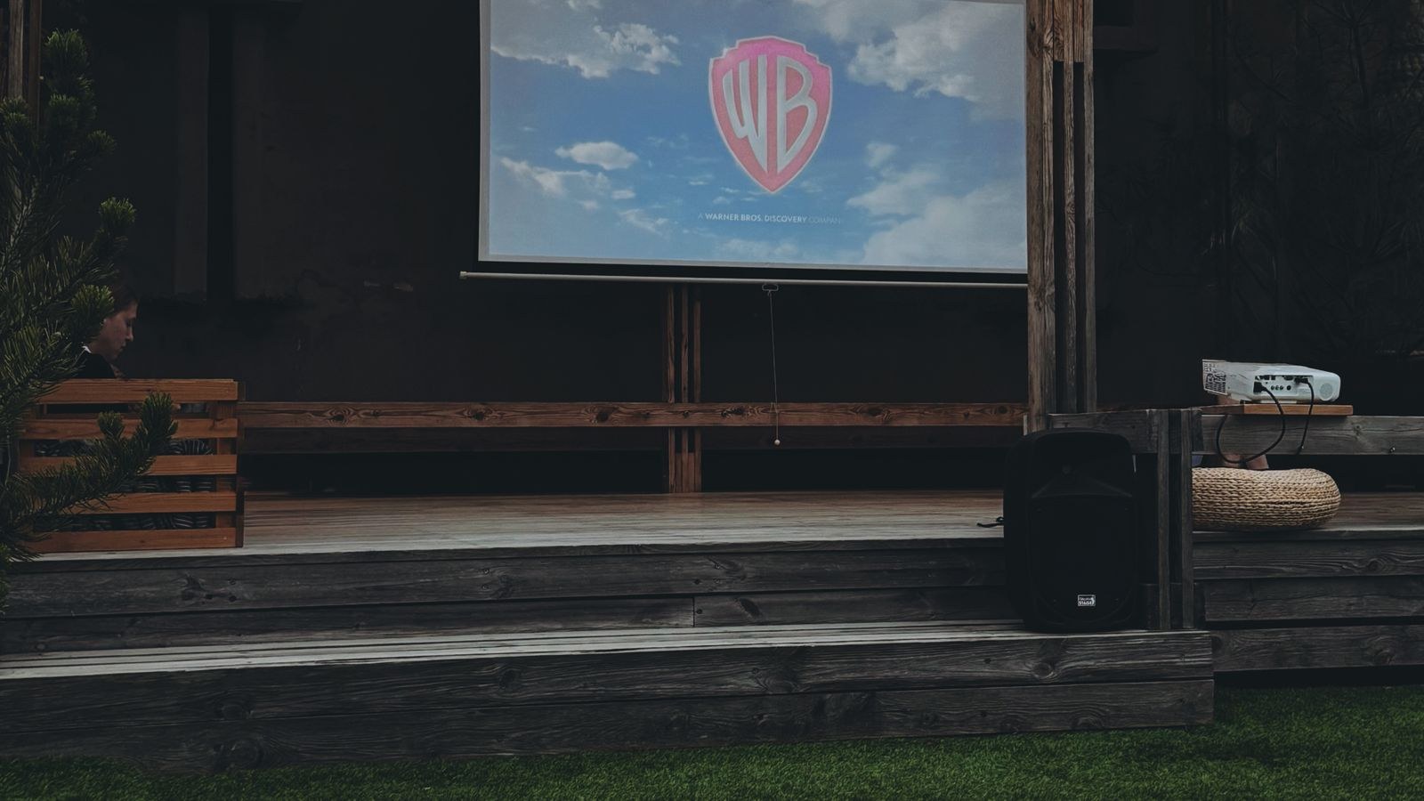 How to Set Up a Backyard Movie Night That Works