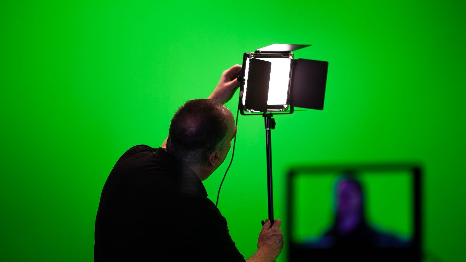 How to Set Up a Green Screen at Your Desk