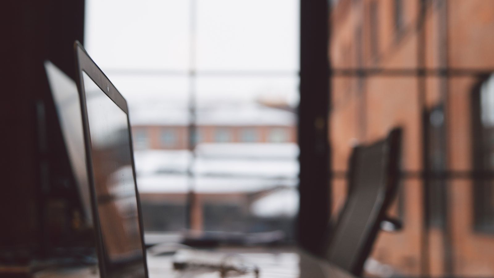 How to Set Up a Laptop Ergonomically at Your Desk