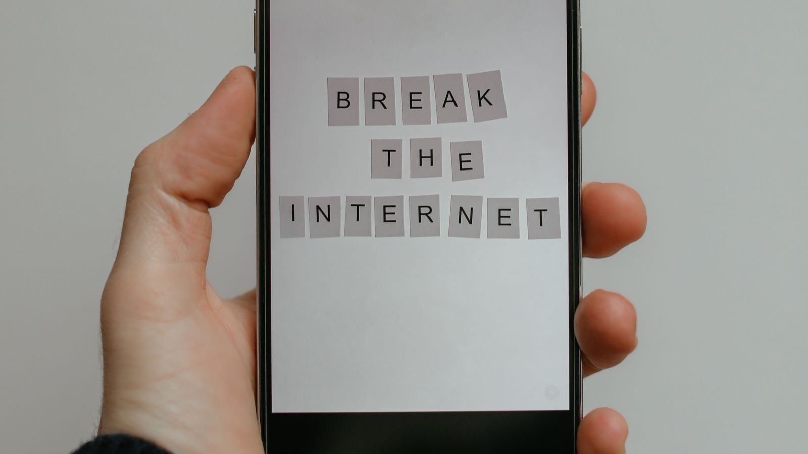 Home networking and internet technology used to configure guest Wi-Fi