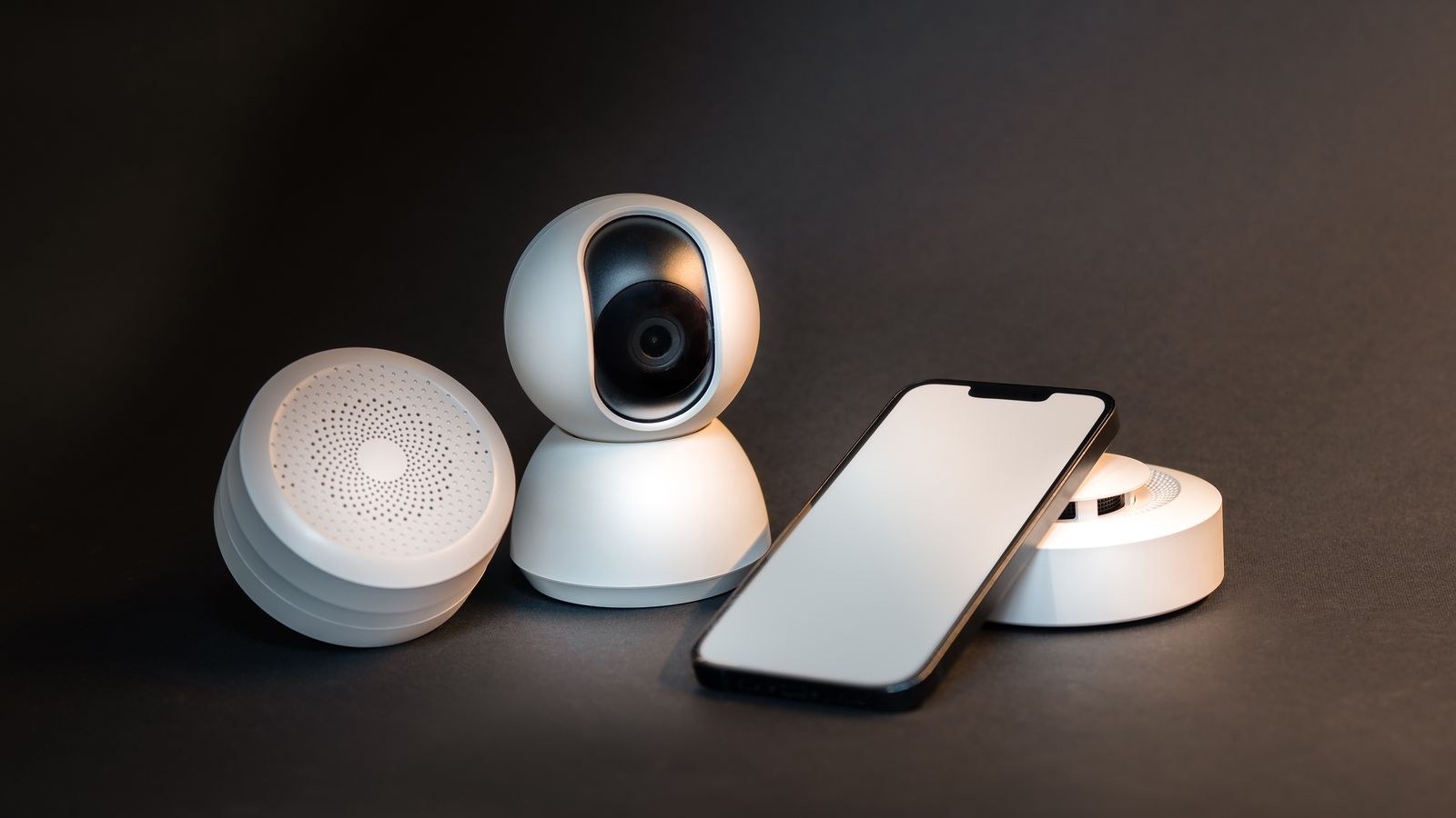 Smartphone controlling smart home devices with attention to data privacy settings