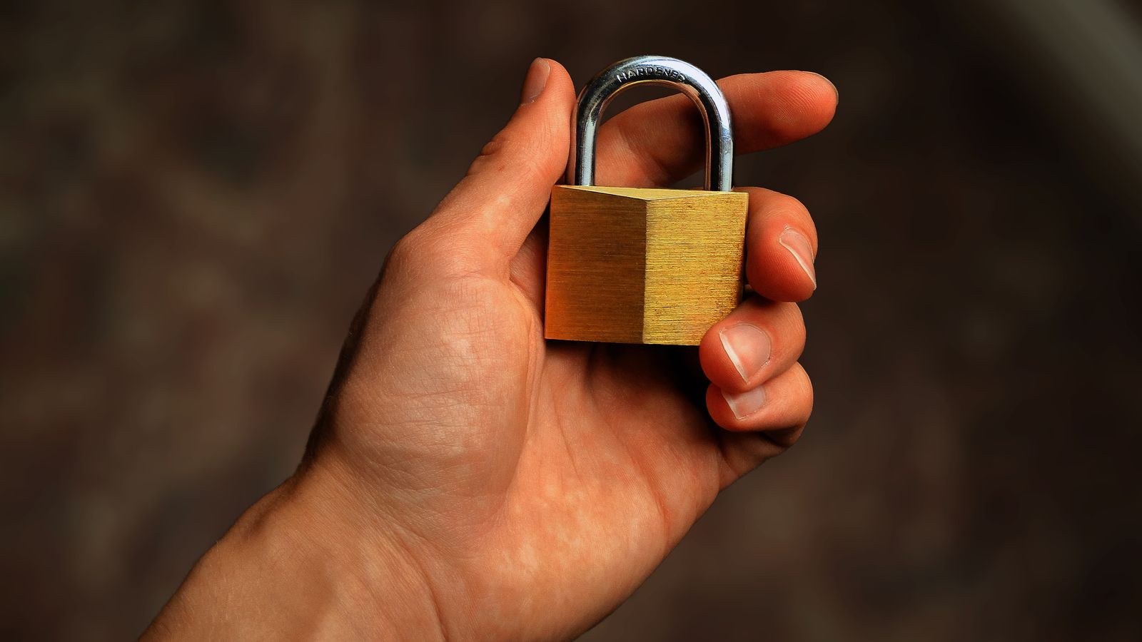 Smart Padlocks vs Combination Padlocks: 2026 Guide