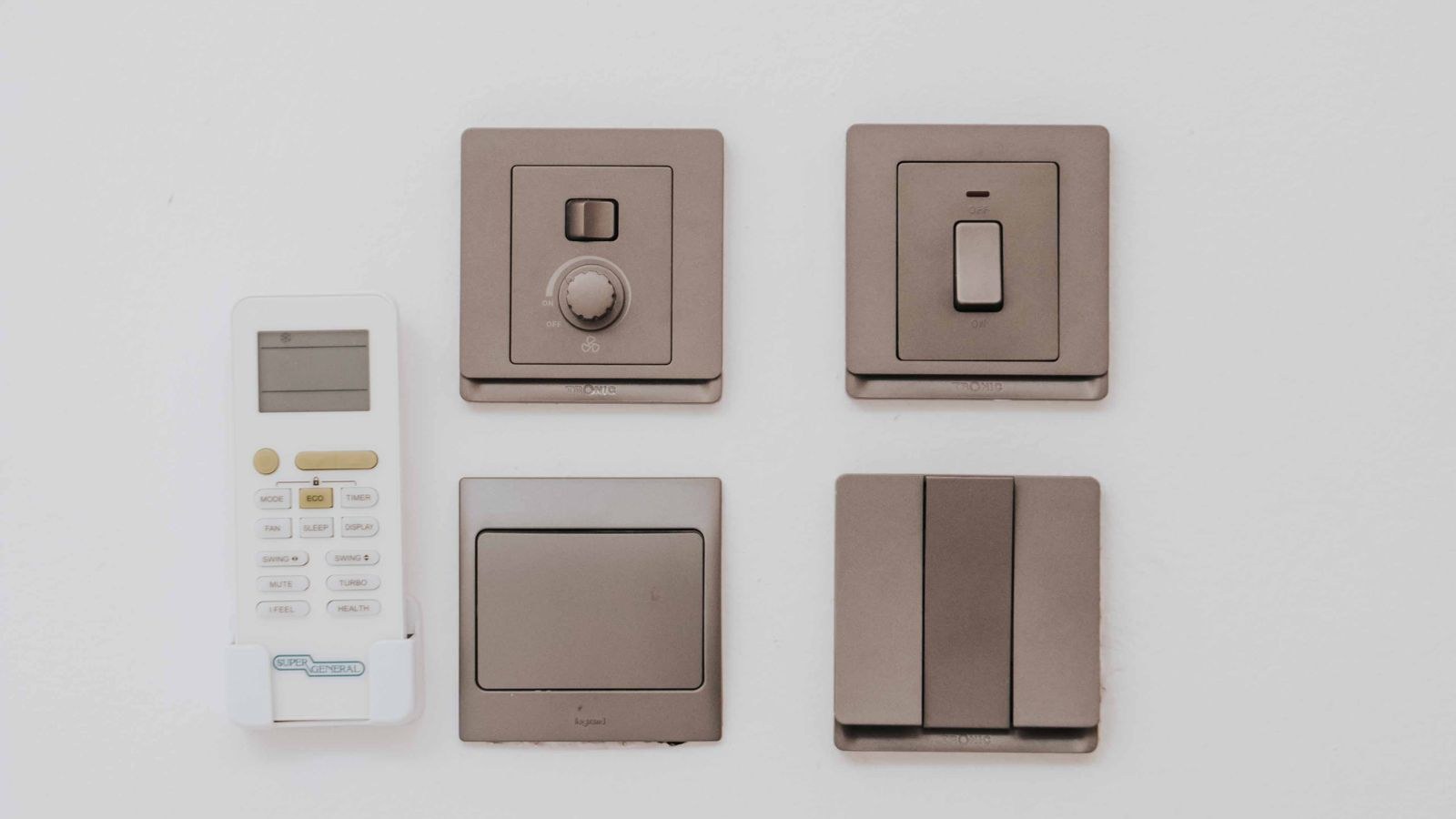 Smart Switch vs Smart Bulb: Which Is Better for You?